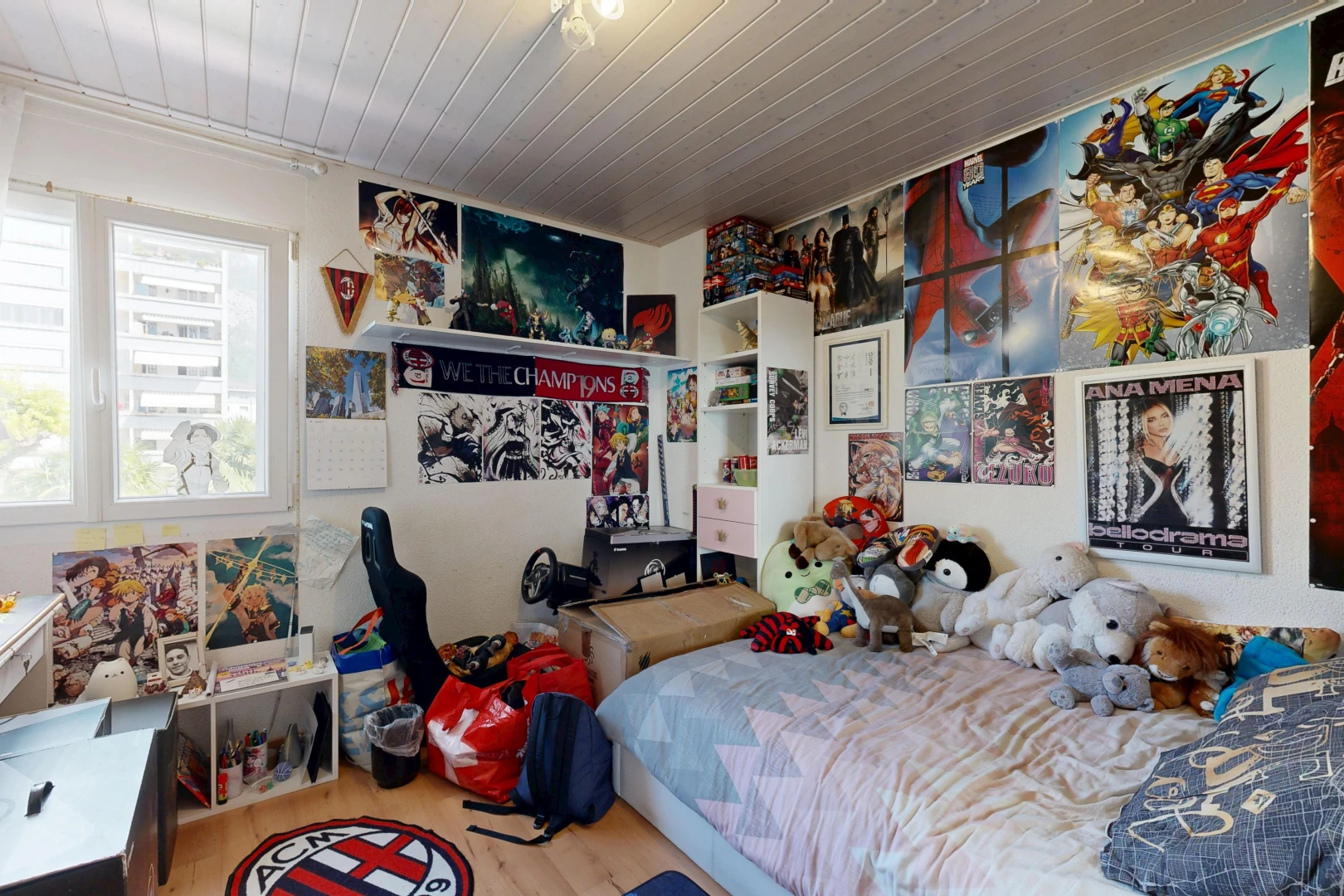 chambre avec inside property, wood finish floor, et sol en finition bois