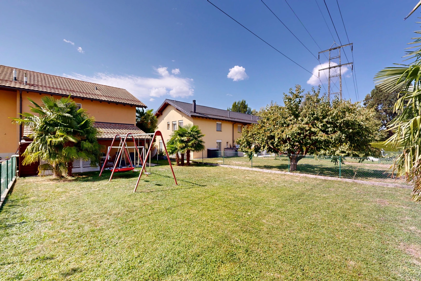jardin avec power lines view, clôture, pelouse, day time, et property visible