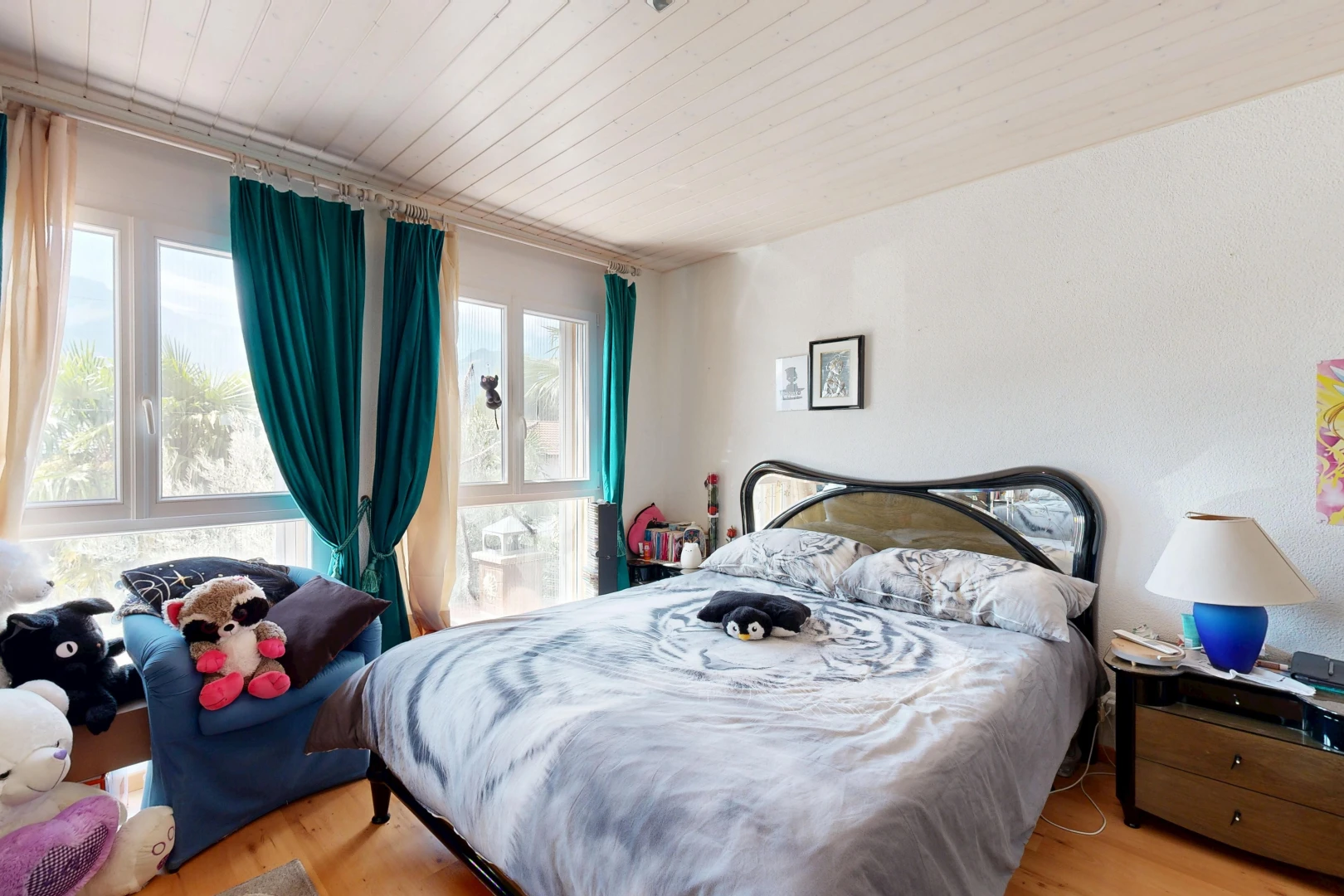 chambre avec lumière naturelle, inside property, wood ceiling, plafond en bois, et wood finish floor