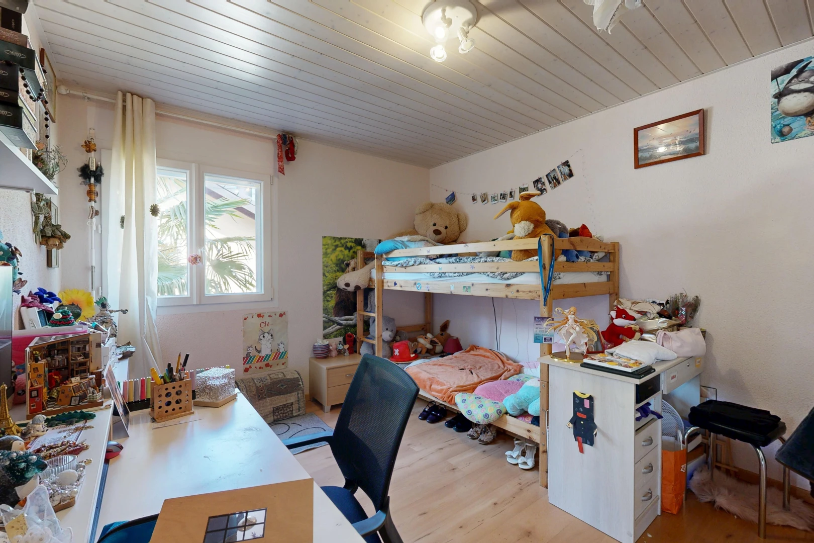 chambre avec espace bureau, wood ceiling, plafond en bois, drywall, et cloison sèche