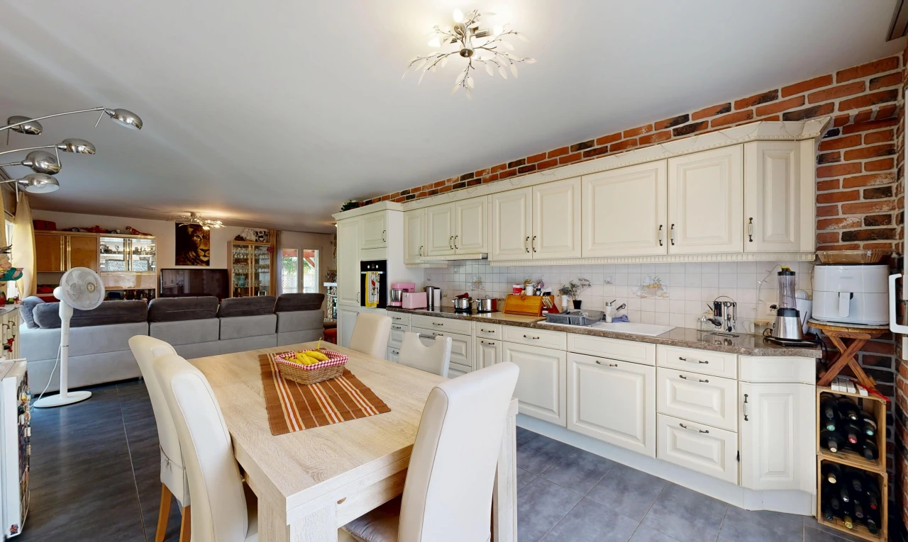 cuisine avec raised cabinets, armoires élevées, opens to living area, ouvert sur l'espace de vie, et inside property