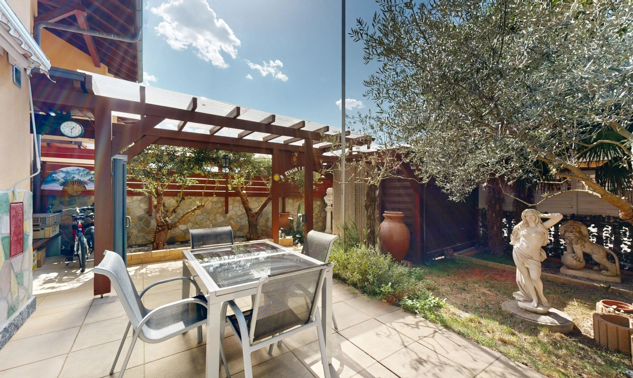 terrasse avec coin repas extérieur, pergola, from property, terrasse, et day time
