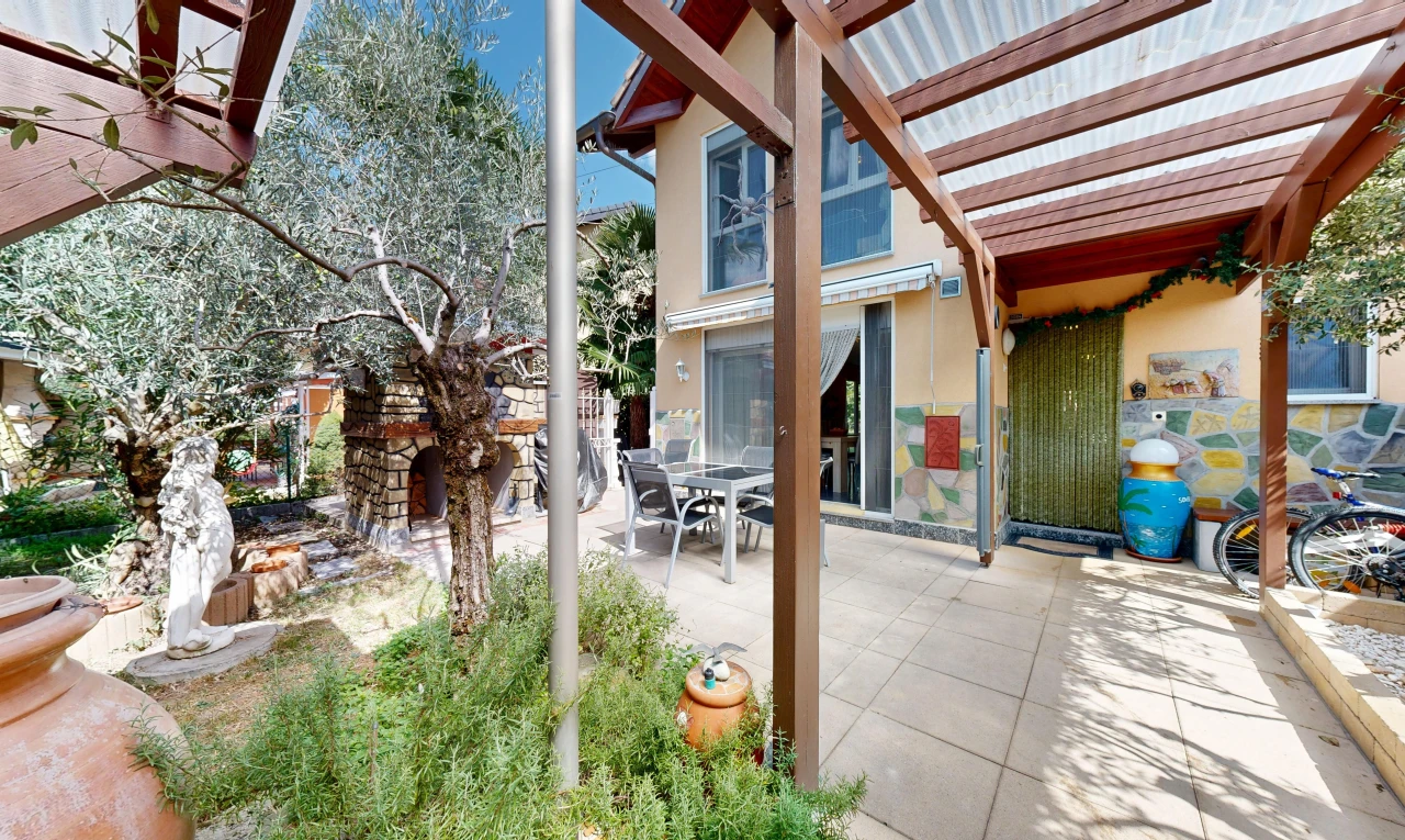 terrasse avec coin repas extérieur, terrasse, from property, pergola, et property visible