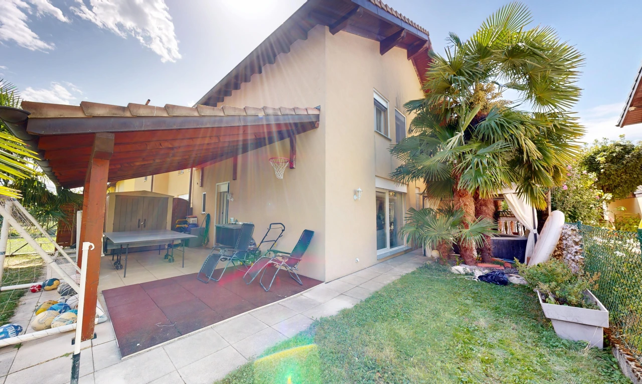 façade avec toit en tuiles, pelouse, property visible, bardage en stuc, et terrasse