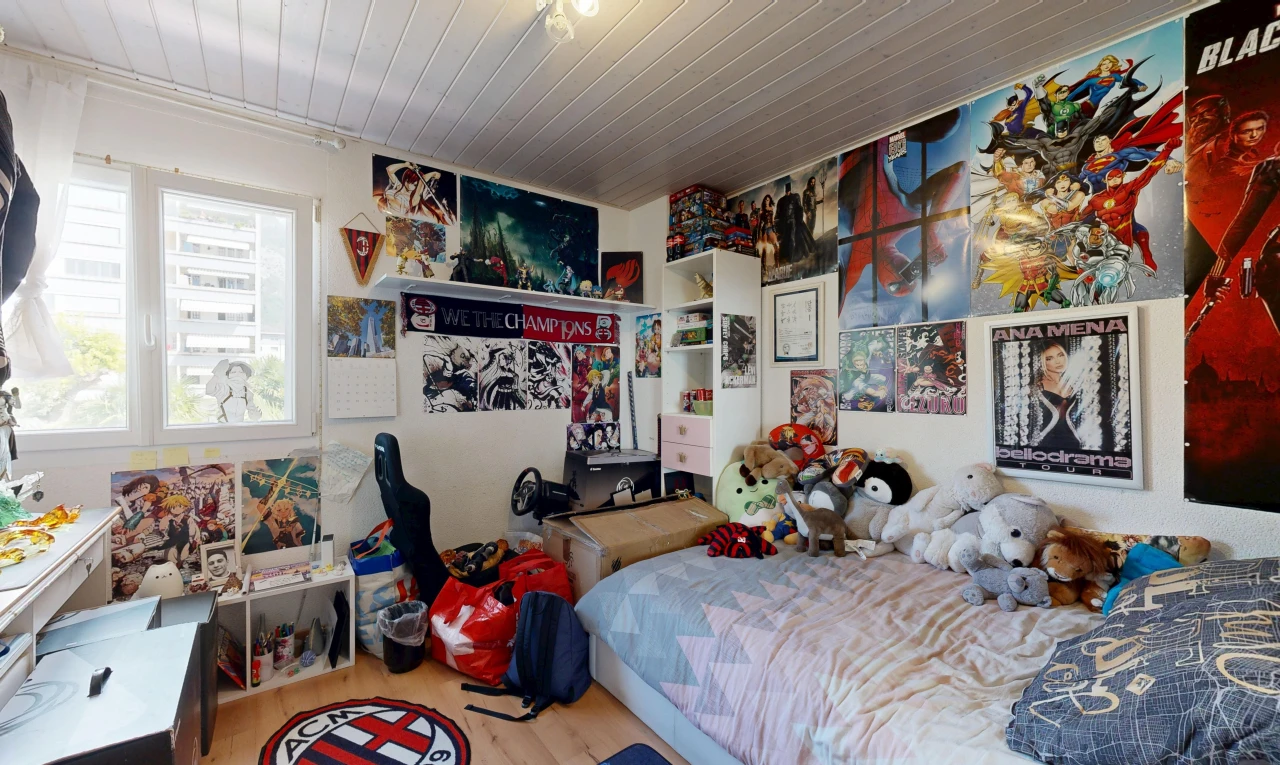 chambre avec inside property, wood finish floor, et sol en finition bois