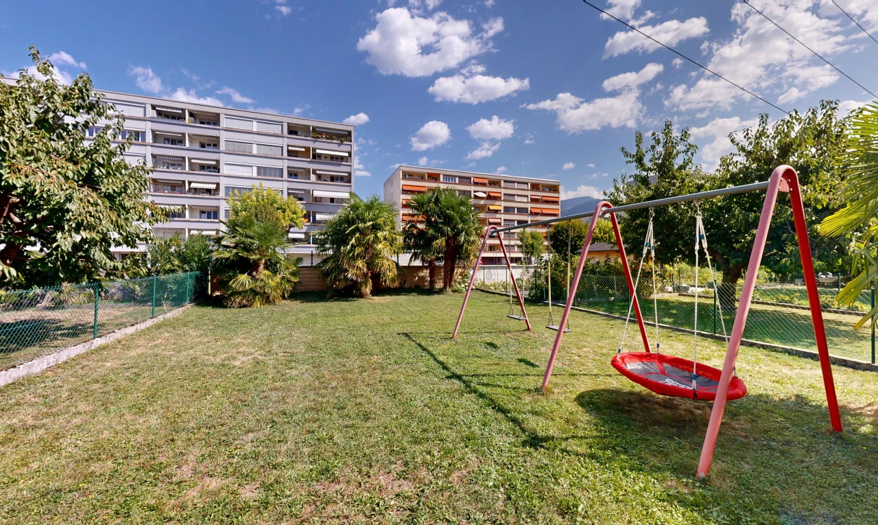 jardin avec clôture, aire de jeux, pelouse, day time, et from community