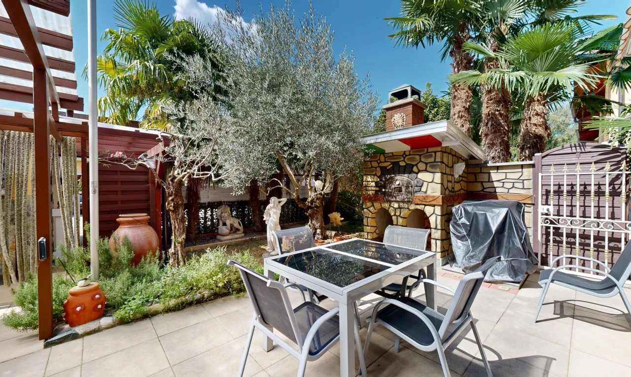 terrasse avec coin repas extérieur, gril, from property, et day time