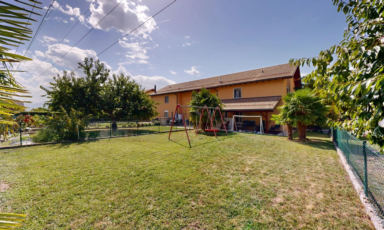 jardin avec property visible, clôture, day time, from property, et pelouse
