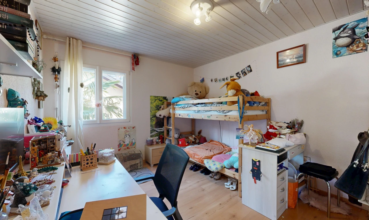 chambre avec espace bureau, wood ceiling, plafond en bois, drywall, et cloison sèche
