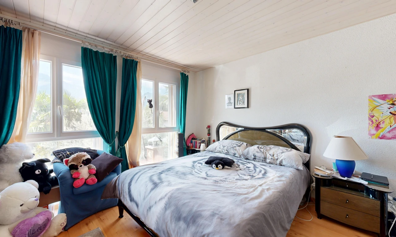 chambre avec lumière naturelle, inside property, wood ceiling, plafond en bois, et wood finish floor