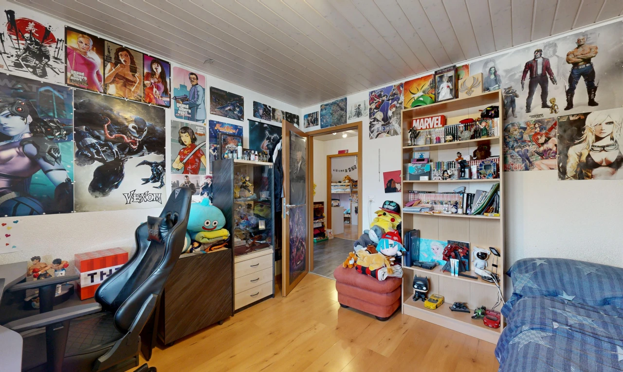 chambre avec wood finish floor, sol en finition bois, wood ceiling, plafond en bois, et inside property