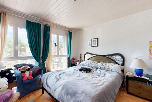 zimmer / schlafzimmer mit natürliches licht, inside property, wood ceiling, holzdecke, und wood finish floor