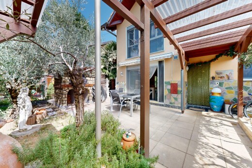 terrasse mit essbereich im freien, terrasse, from property, pergola, und property visible