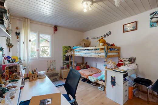 chambre avec espace bureau, wood ceiling, plafond en bois, drywall, et cloison sèche