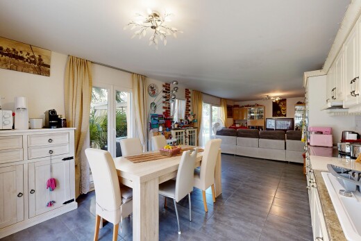 wohn- / esszimmer mit dark floor, inside property, drywall, und gipskartonwand