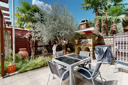 terrasse avec coin repas extérieur, gril, from property, et day time