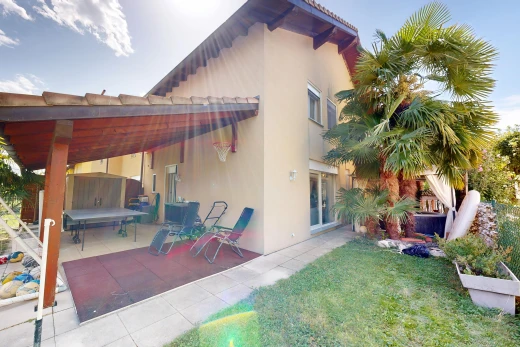 façade avec toit en tuiles, pelouse, property visible, bardage en stuc, et terrasse