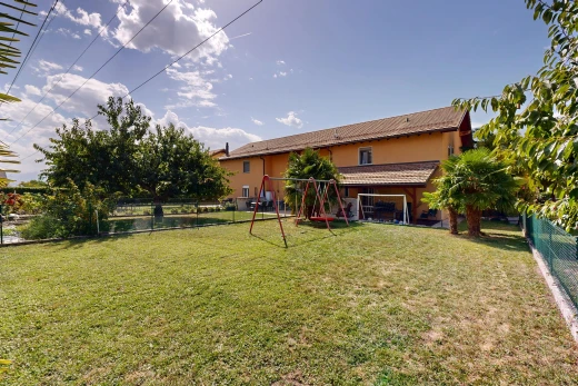 jardin avec property visible, clôture, day time, from property, et pelouse