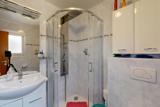 bad mit tile wall, fliesenwand, komplettes badezimmer, dusche, und schminktisch