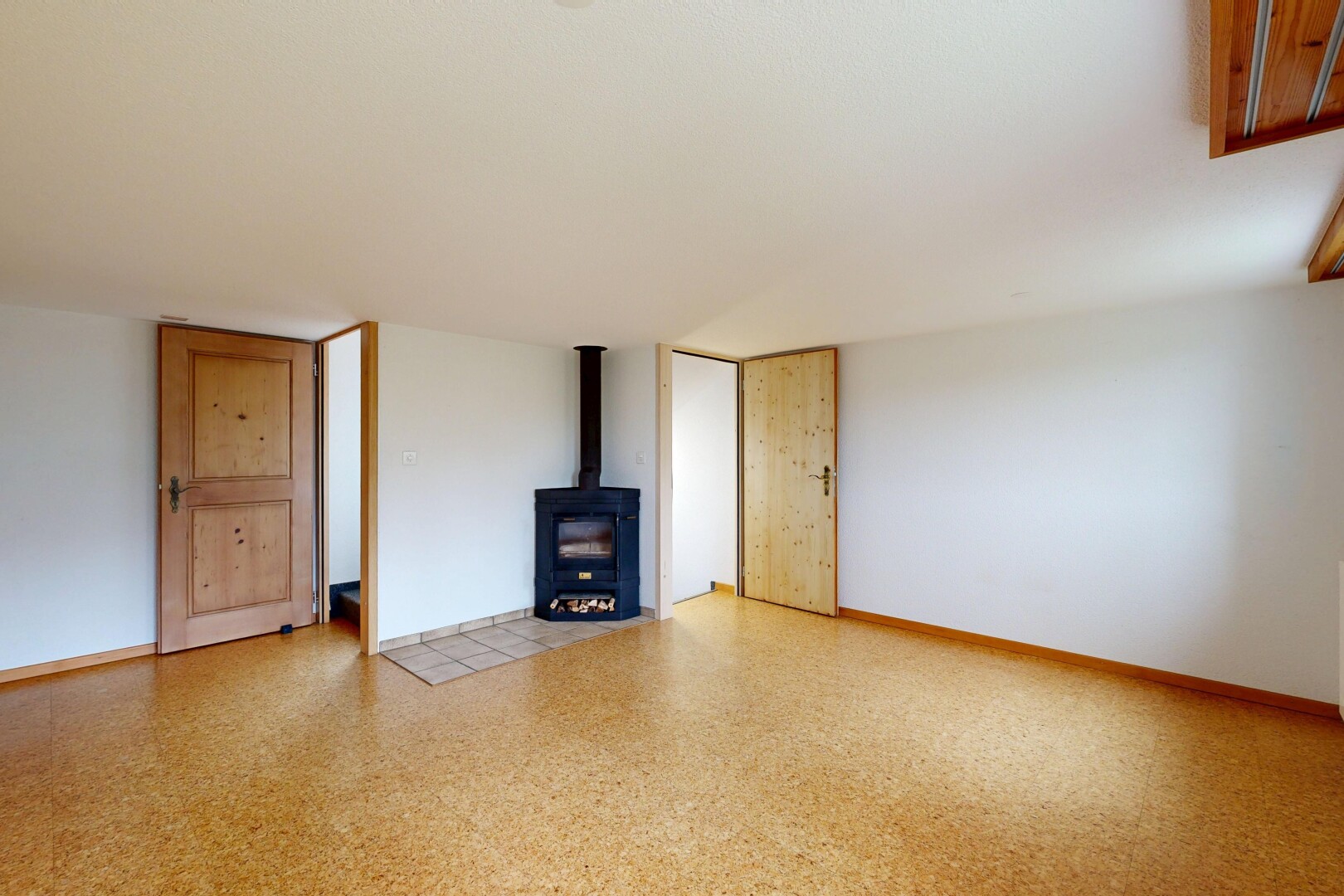 leerer raum mit holzofen, drywall, gipskartonwand, inside property, und baseboards wall