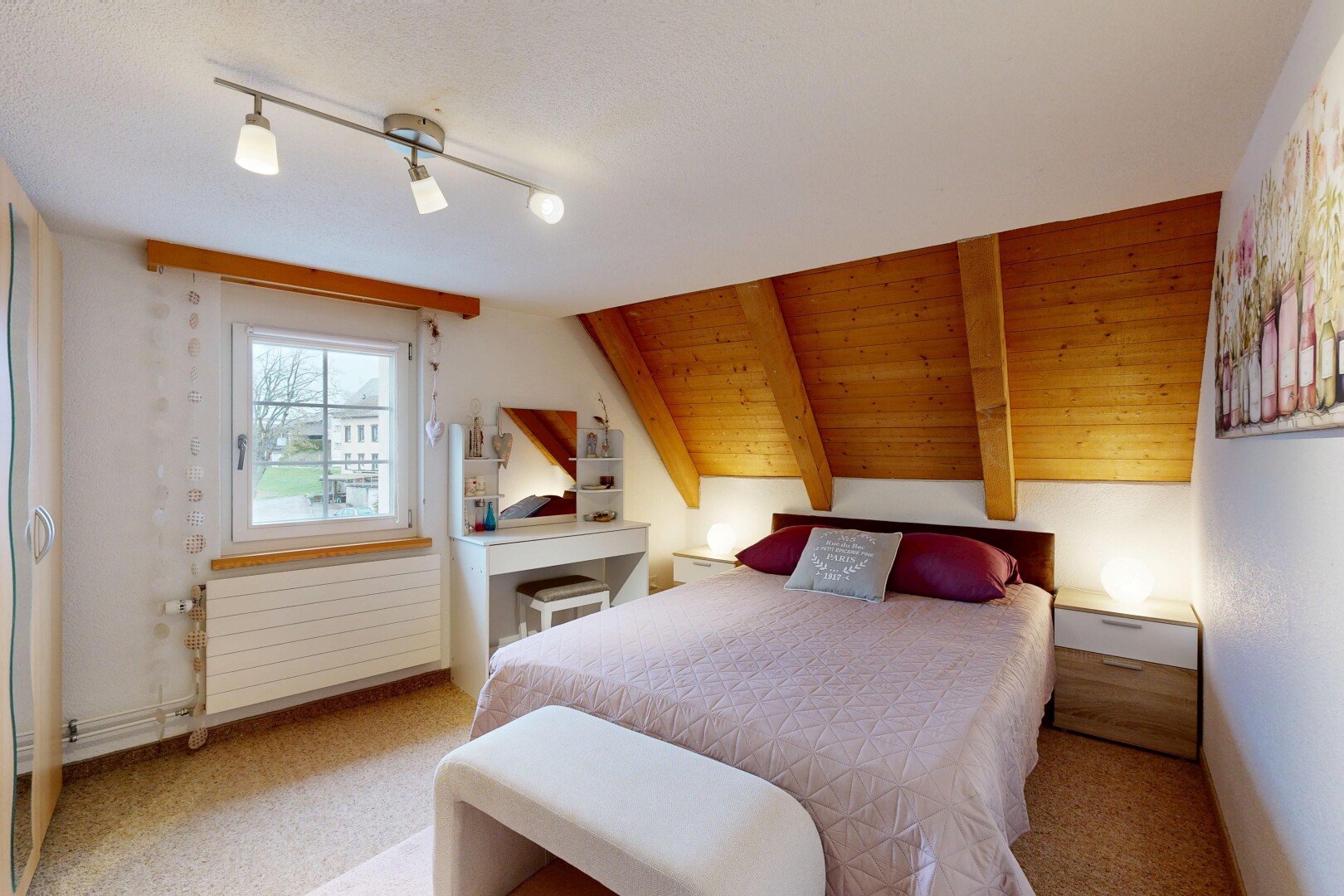 zimmer / schlafzimmer mit vaulted ceiling, dachschräge, inside property, kühler, und carpet