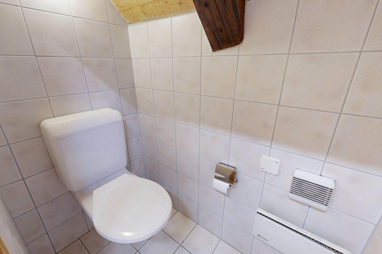 bad mit toilette, fußleistenheizung, tile wall, fliesenwand, und inside property