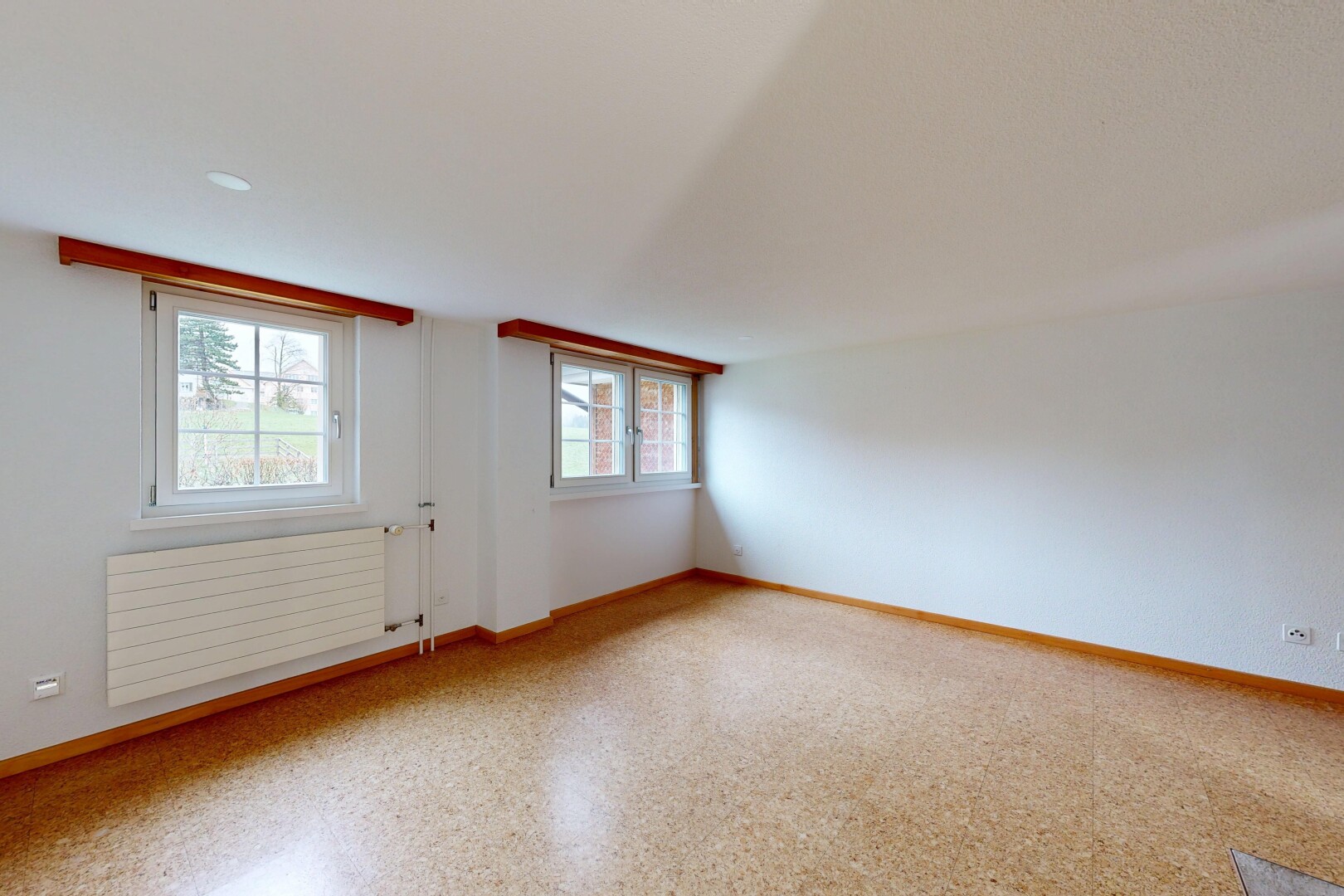 leerer raum mit kühler, inside property, baseboards wall, sockelleisten, und natural light
