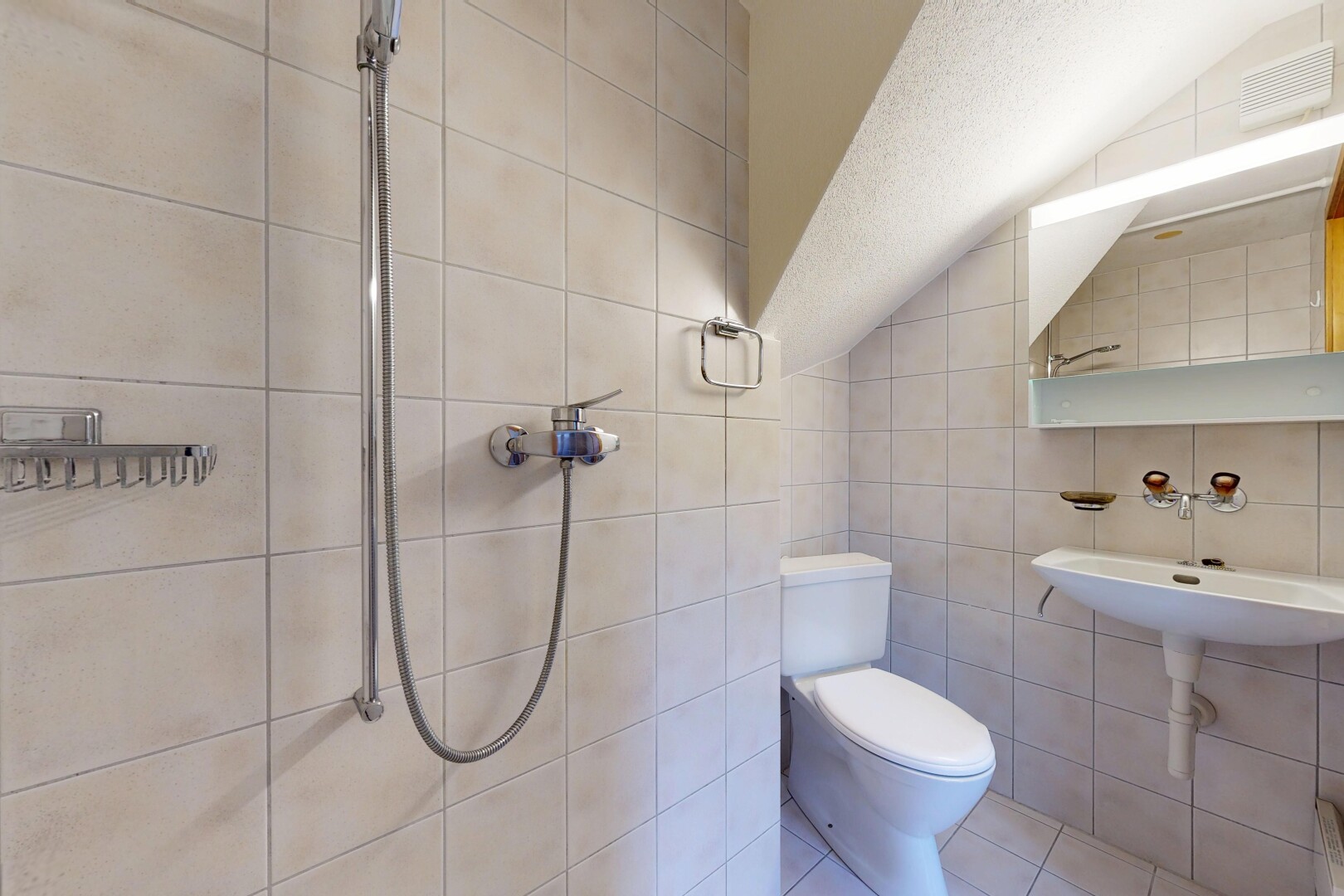 bad mit spiegel, toilette, waschbecken, tile wall, und fliesenwand