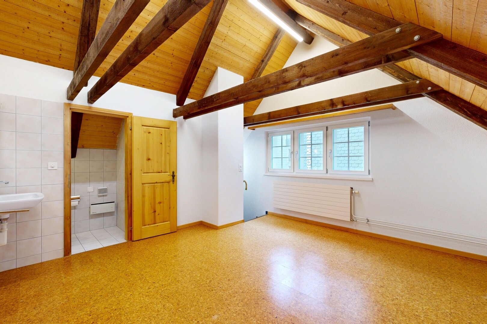 leerer raum mit holzdecke, wood ceiling, balkendecke, beamed ceiling, und fliesenwand