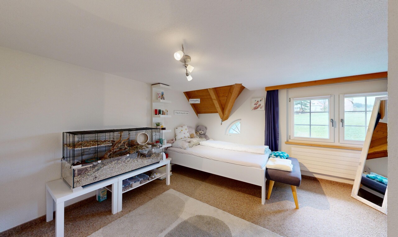 zimmer / schlafzimmer mit carpet, teppich, drywall, gipskartonwand, und natural light