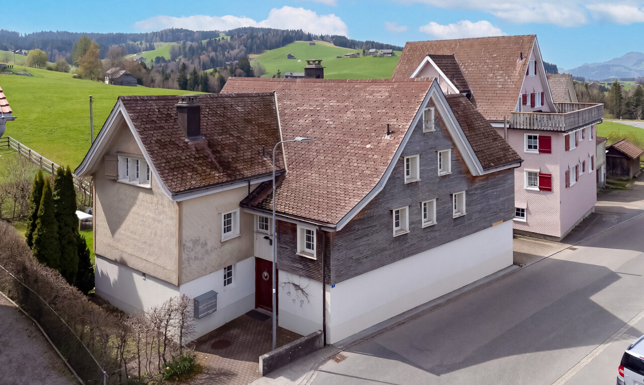 außenansicht mit schornstein, drone view, day time, eingebaute garage, und betonfundament