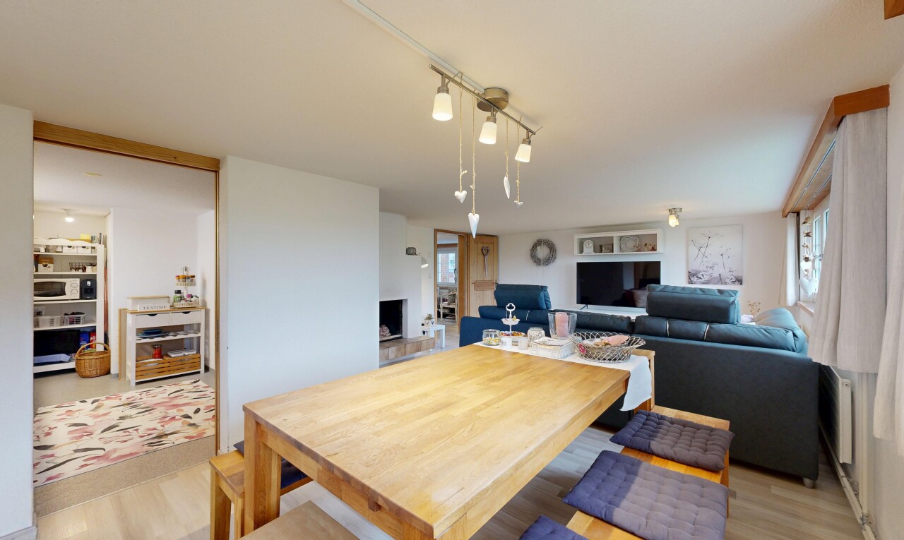 wohn- / esszimmer mit holzfußboden, wood finish floor, inside property, gipskartonwand, und drywall