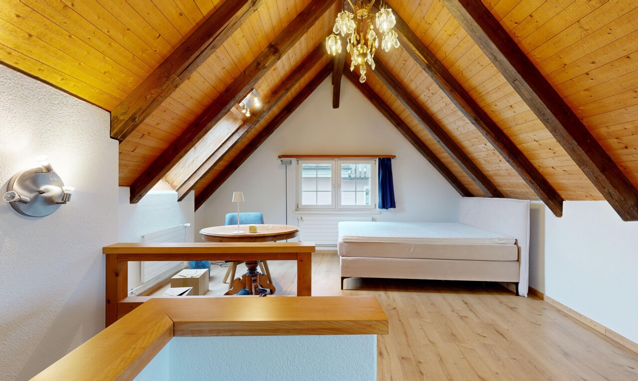 zimmer / schlafzimmer mit cathedral ceiling, kathedralendecke, beamed ceiling, balkendecke, und wood finish floor