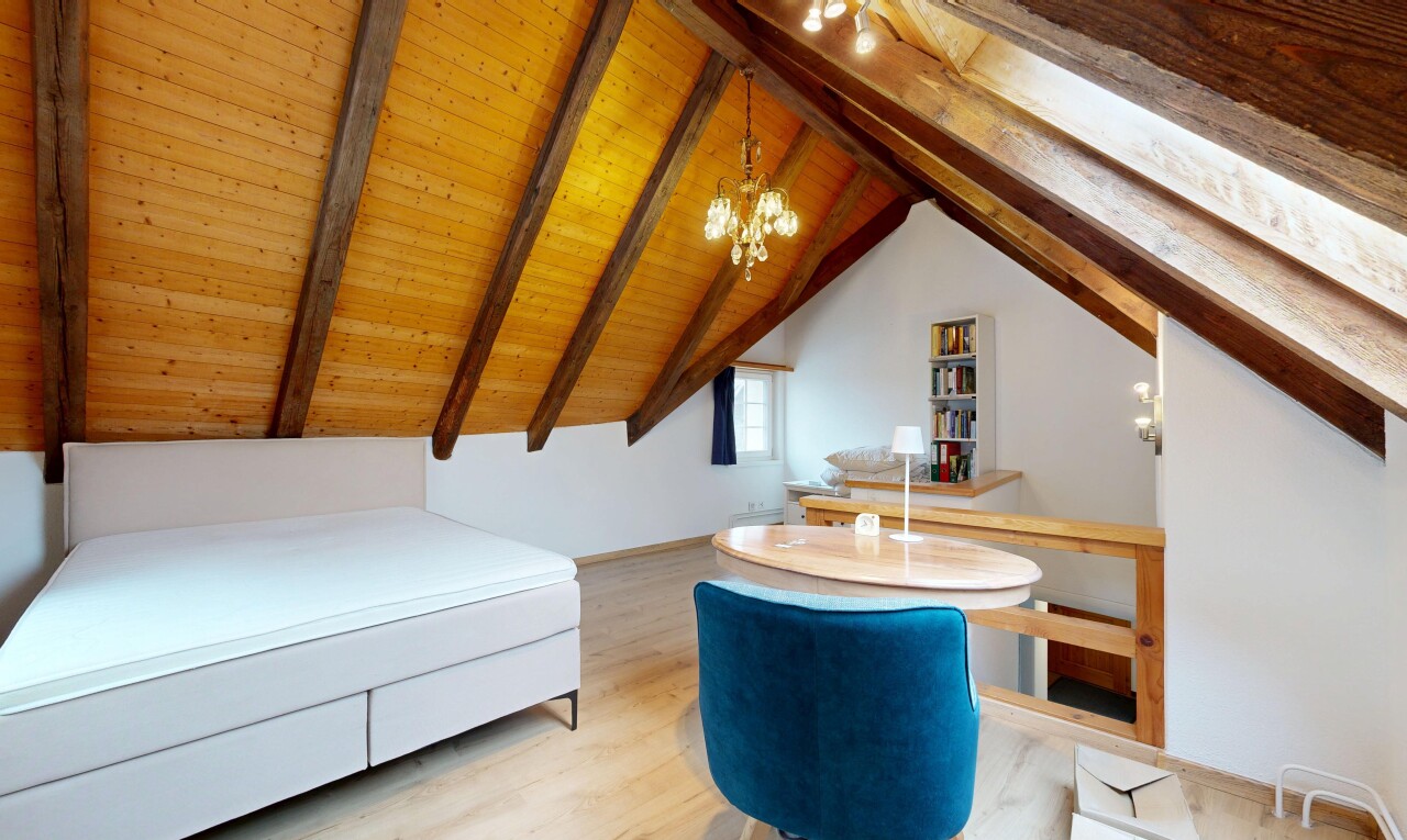zimmer / schlafzimmer mit inside property, wood finish floor, holzfußboden, drywall, und gipskartonwand