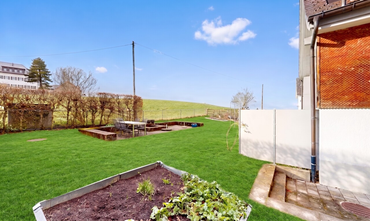 garten mit zaun, from property, rasen, power lines view, und day time