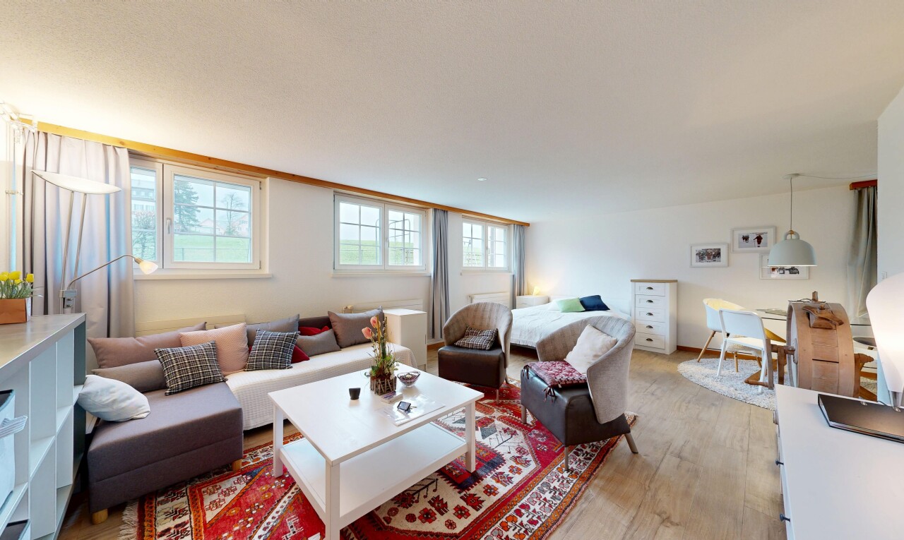 wohnzimmer mit inside property, holzfußboden, wood finish floor, gipskartonwand, und drywall