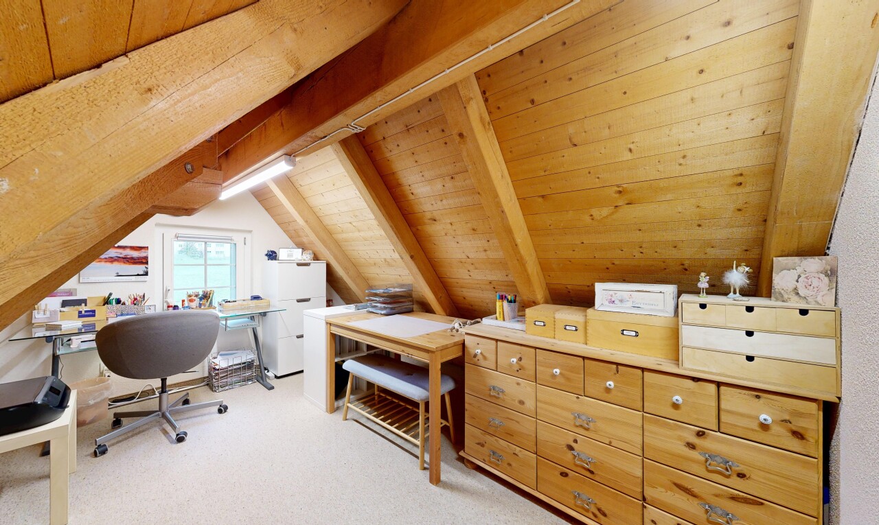 zimmer / schlafzimmer mit holzdecke, wood ceiling, dachschräge, vaulted ceiling, und teppich