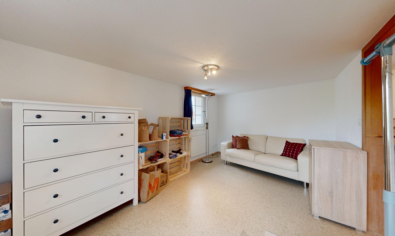 wohnzimmer mit inside property, light floor, natural light, natürliches licht, und drywall