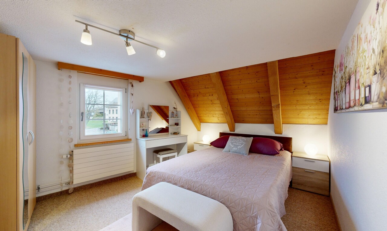 zimmer / schlafzimmer mit vaulted ceiling, dachschräge, inside property, kühler, und carpet
