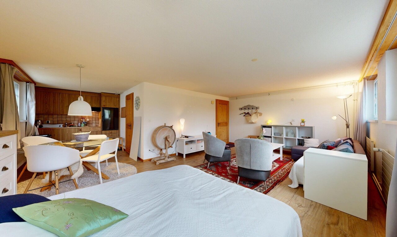 zimmer / schlafzimmer mit gipskartonwand, drywall, inside property, holzfußboden, und wood finish floor