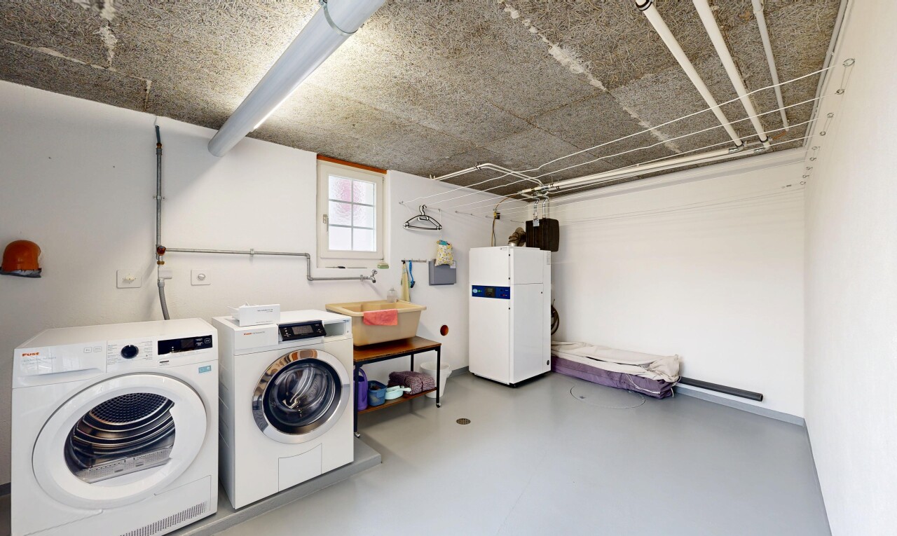 wäschekammer mit tumbler, gipskartonwand, drywall, betonboden, und concrete floor