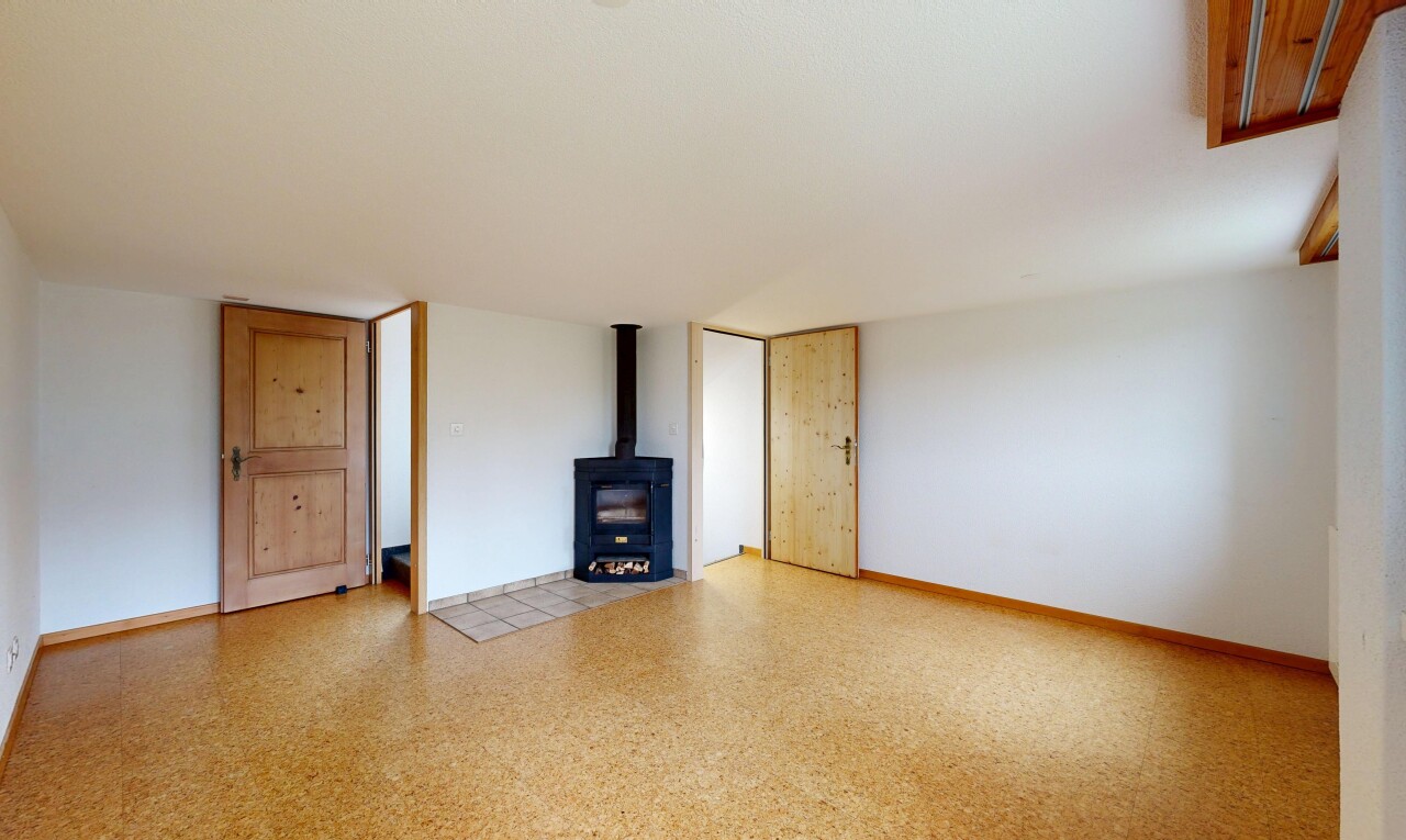 leerer raum mit holzofen, drywall, gipskartonwand, inside property, und baseboards wall