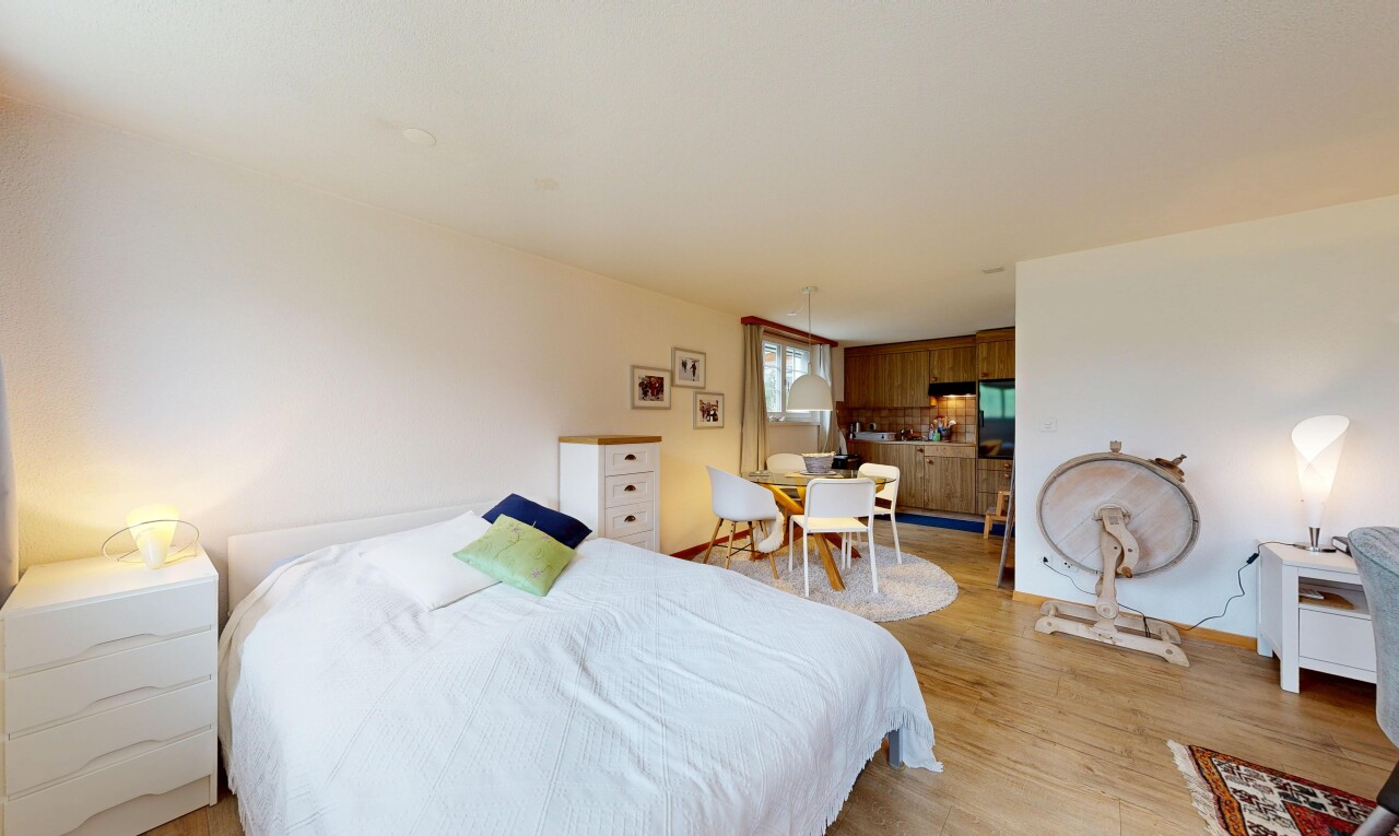 zimmer / schlafzimmer mit inside property, wood finish floor, holzfußboden, drywall, und gipskartonwand
