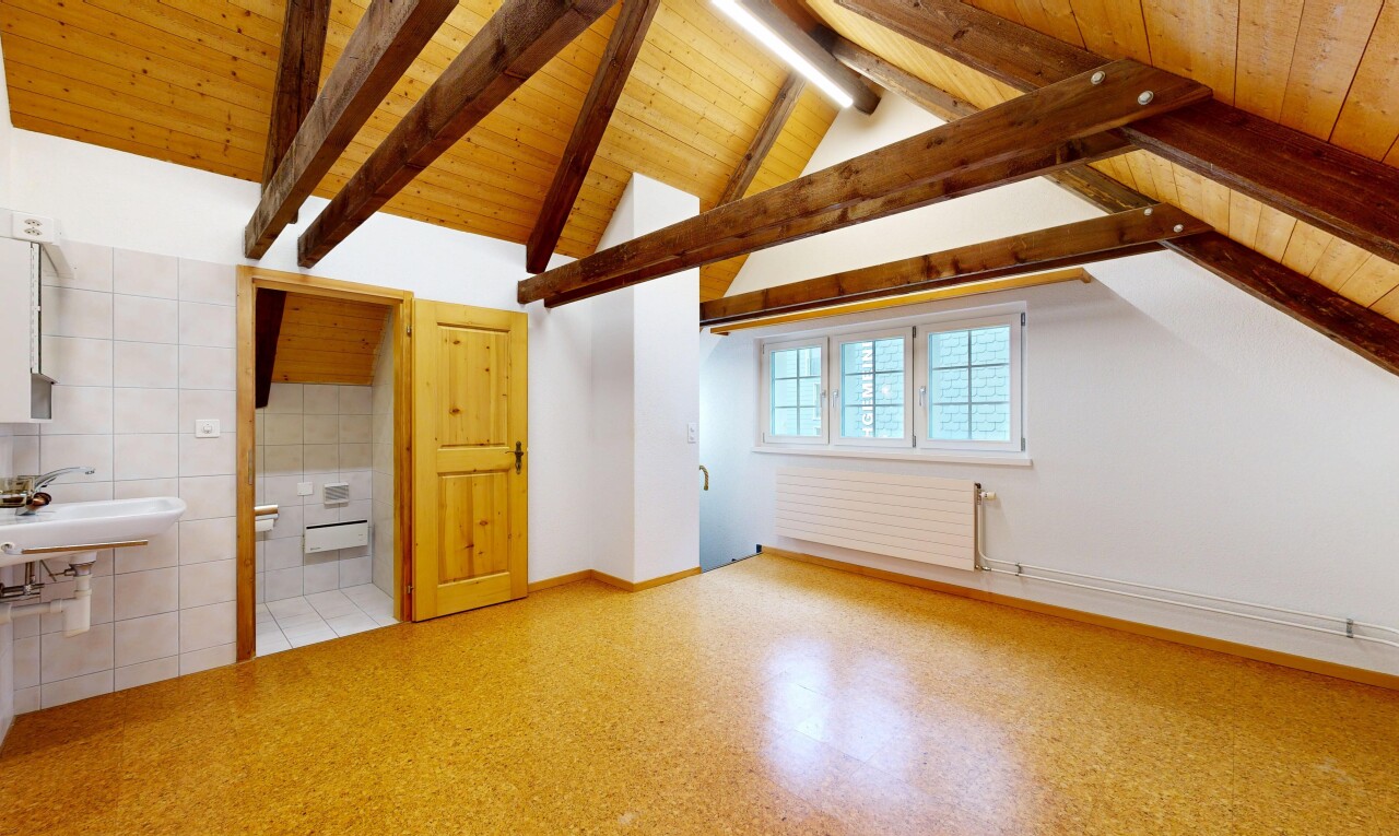 leerer raum mit holzdecke, wood ceiling, balkendecke, beamed ceiling, und fliesenwand