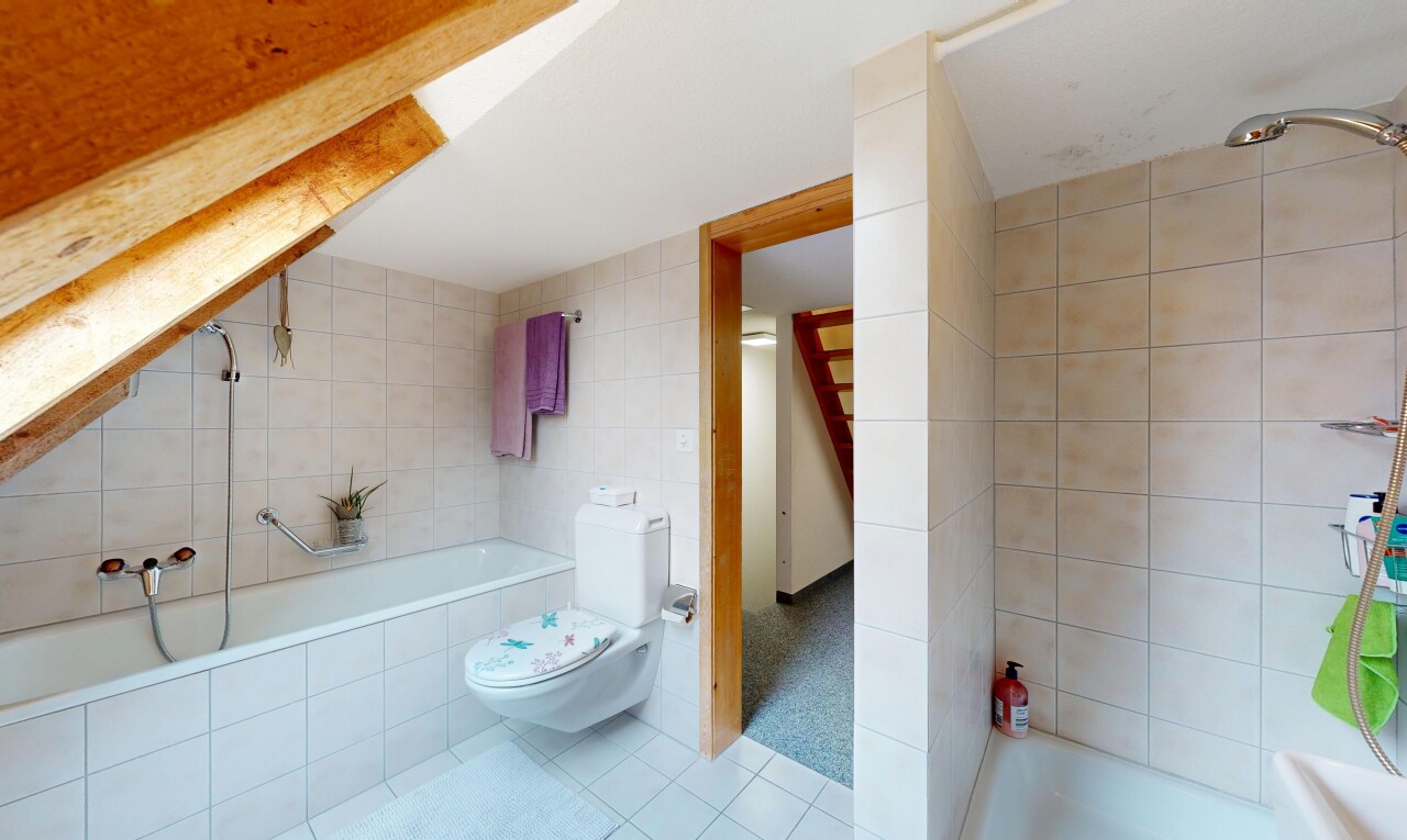 bad mit komplettes badezimmer, fliesenwand, tile wall, toilette, und inside property