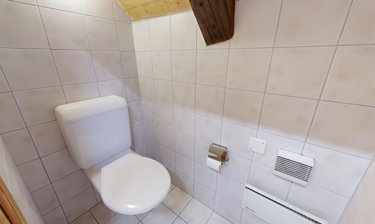 bad mit toilette, fußleistenheizung, tile wall, fliesenwand, und inside property