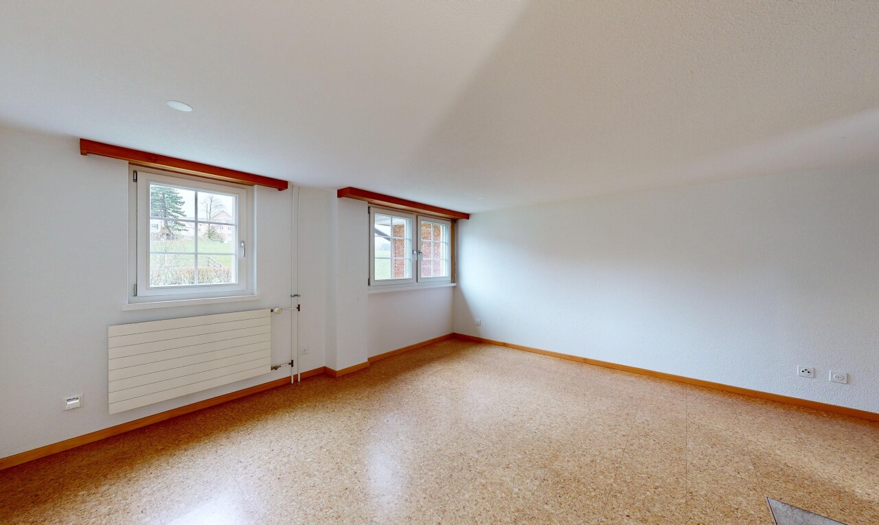 leerer raum mit kühler, inside property, baseboards wall, sockelleisten, und natural light