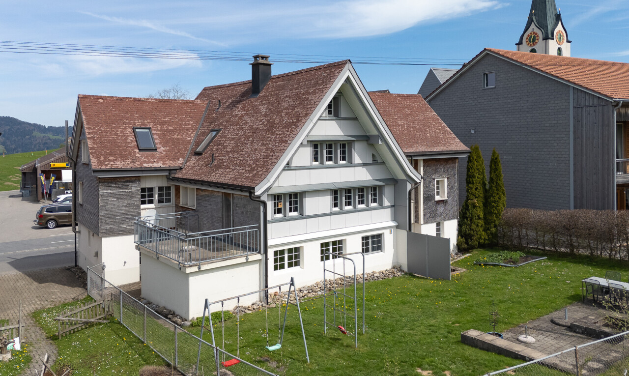 außenansicht mit zaun, brettverschalung, vertikale verkleidung, schornstein, und property visible