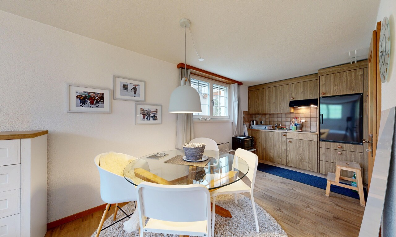 esszimmer mit holzfußboden, wood finish floor, inside property, natürliches licht, und natural light