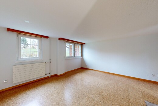 leerer raum mit kühler, inside property, baseboards wall, sockelleisten, und natural light
